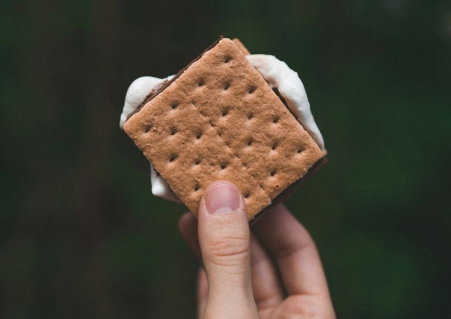 Smores Marshmallows mit Schokolade und Keksen